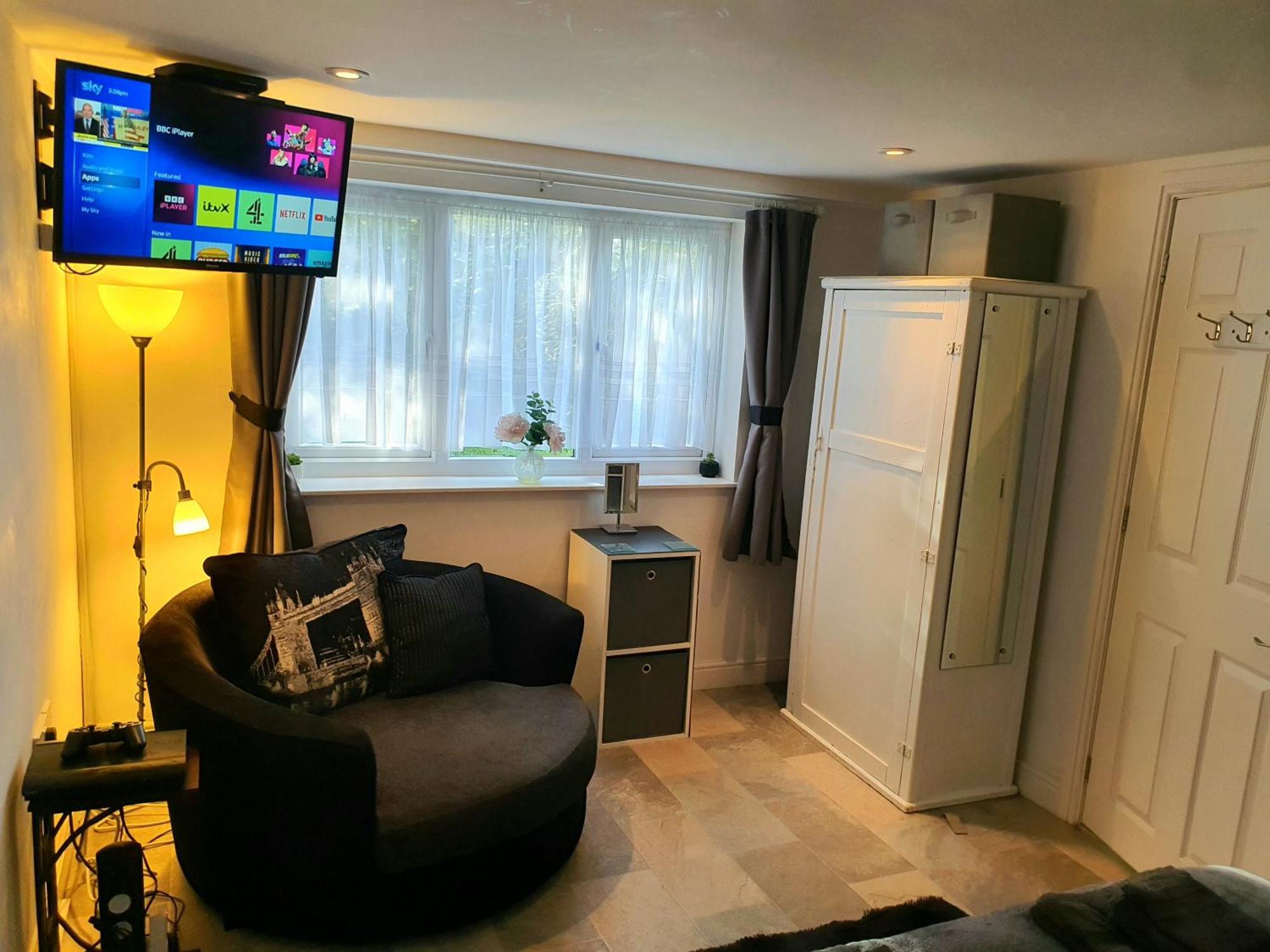 Idyllic 2 Bedroom Self-Contained Upsidedown Annexe 兰德林多德威尔斯 外观 照片